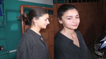 Alia Bhatt बांद्रा में हुईं रात के वक़्त हुईं स्पॉट, वीडियो देख लोगों ने Shirt पर किए सवाल| FilmiBeat