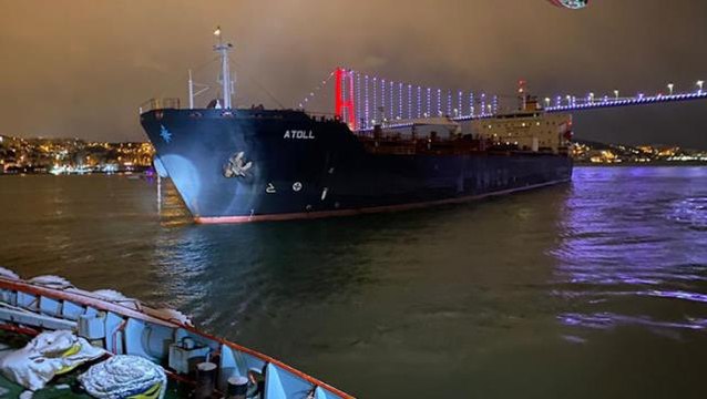 İstanbul Boğazı'nda korku dolu anlar! Dev gemi kıyıya çarpmak üzereyken durabildi