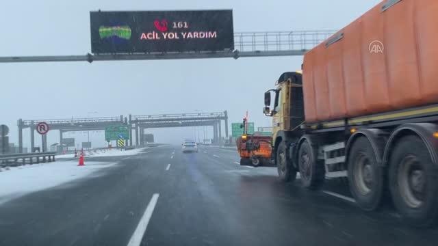 Kuzey Marmara Otoyolu'nda kar küreme ve tuzlama çalışması