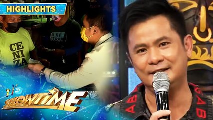 Ogie surprises tricycle drivers with gifts | It's Showtime Palarong Pang-Madla