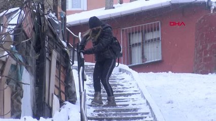 ŞİŞLİ'DE BUZLU YOLLARDA ZOR ANLAR