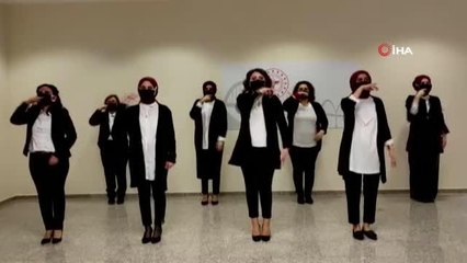 Sağlık çalışanları işaret diliyle İstiklal Marşı'nı söylediler