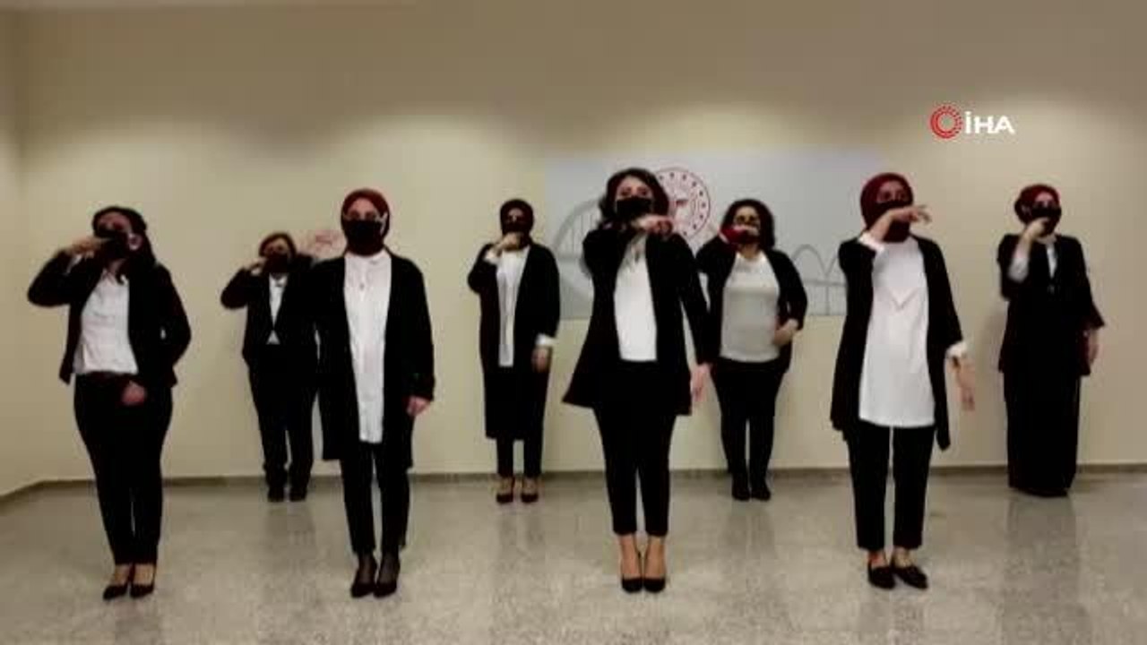 Sağlık çalışanları işaret diliyle İstiklal Marşı'nı söylediler