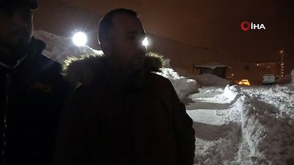 Bitlis'te öğretmenevi bahçesine çığ düştü: 7 araç kara gömüldü