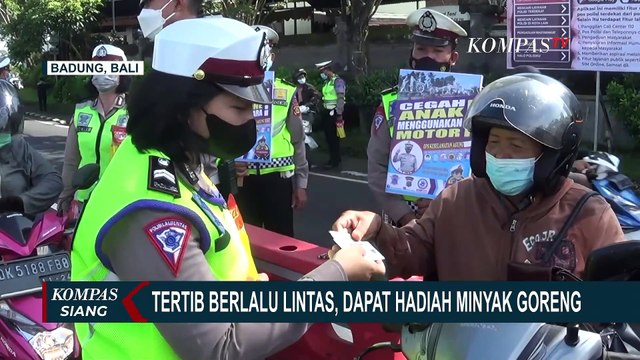 Satlantas Polres Badung Bali Beri Hadiah Minyak Goreng bagi Pengendara yang Tertib Lalu Lintas!