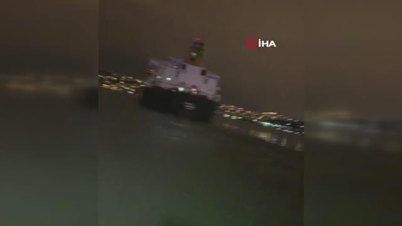 15 Temmuz Şehitler Köprüsü altında makine arızası yapan 183 metrelik ATOLL isimli tanker gemisi sürüklendi