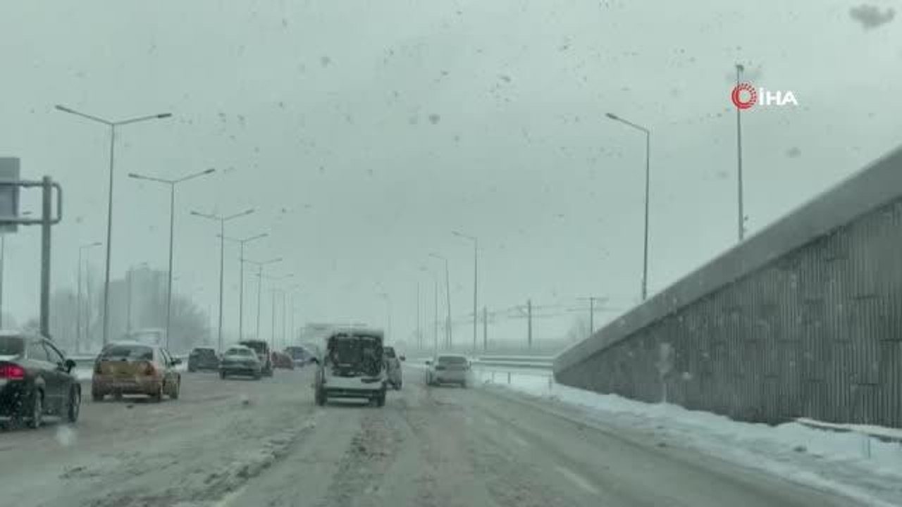 Bursa'da kar esareti... Yollar kapandı, vatandaşlar yürümek zorunda kaldı