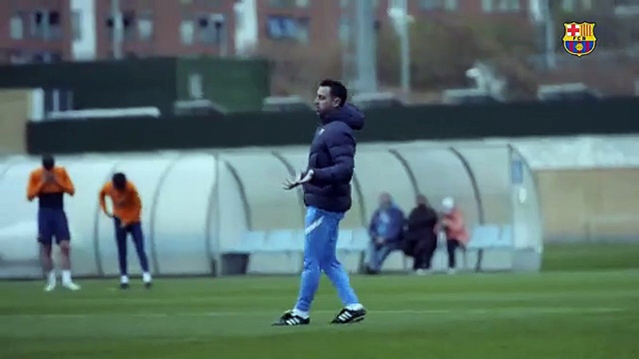 Así alecciona Xavi a sus pupilos en los entrenamientos / FCB