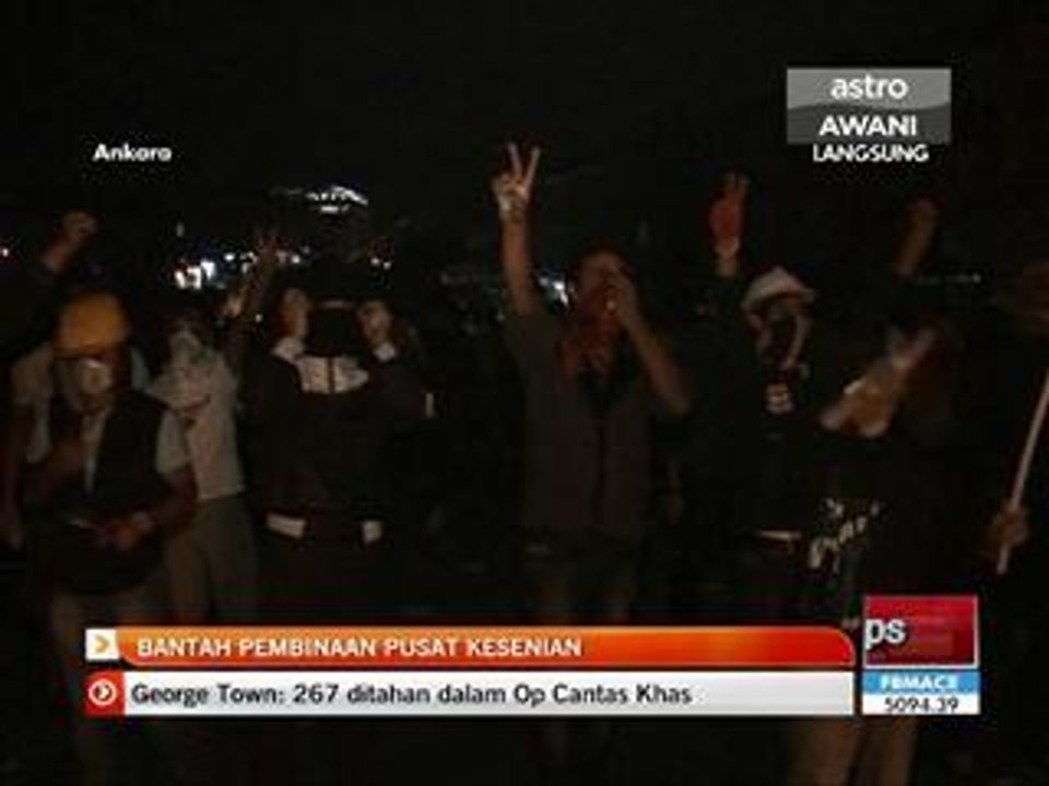 Bantah pembinaan pusat kesenian