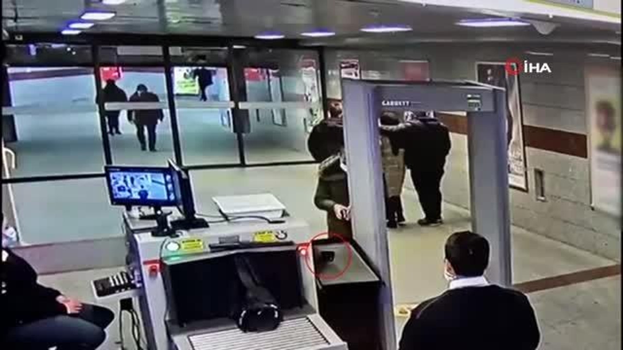 Hırsızın rahatlığı 'pes' dedirtti... Kapı dedektörü sepetinde unutulan telefonu çalınma anı kamerada