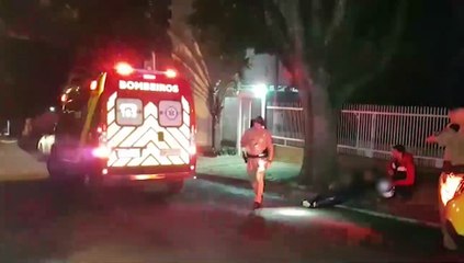 Rapaz de 25 anos é baleado por motociclistas e consegue fugir por algumas quadras até ser socorrido pelo Siate, no Centro