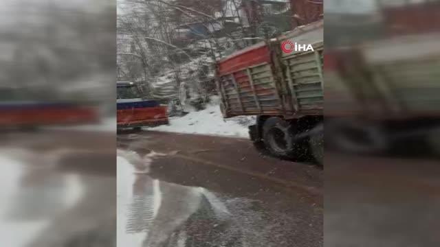 Yolda mahsur kalan kamyonun yardımına kar küreme araçları yetişti