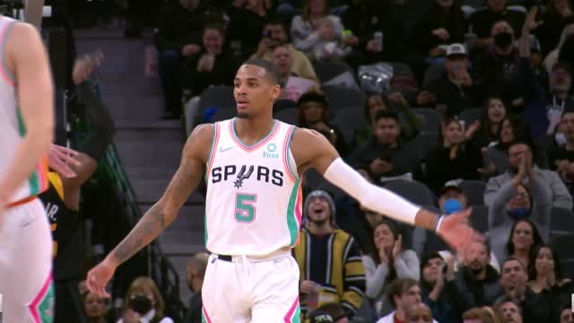 Popovich breaks coaching record in win over Jazz