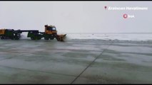 Erzincan Yıldırım Akbulut Havalimanı'nda karla mücadele
