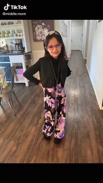 Bé gái 9 tuổi gây sốt nhờ tài thiết kế thời trang