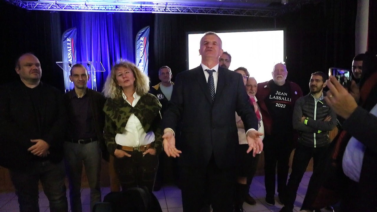 Jean Lassalle s'arrête à Barsac pour regarder le match de rugby sur fond de meeting