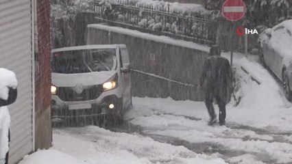 Sarıyer'de kar yağışından dolayı araçlar yokuşu çıkamadı