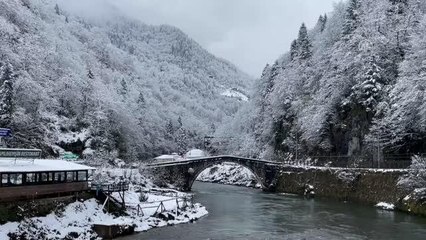 Ayder Yaylası'nda kar yağışı etkili oluyor