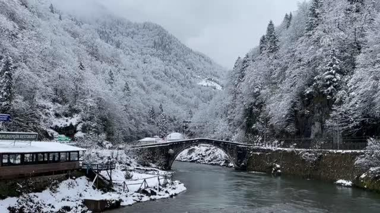 Ayder Yaylası'nda kar yağışı etkili oluyor