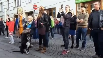 Lagu yang lagi fenomenal sekarang ,, "Dengerin dulu pasti kalian suka"