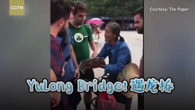 Cụ bà bán hàng rong 77 tuổi nói được 11 thứ tiếng