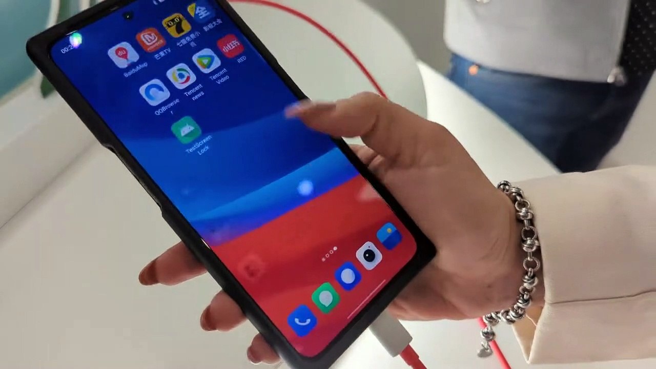 OPPO AL MWC 22: Ricarica ultrarapida, occhiali AR e camera frontale nascosta