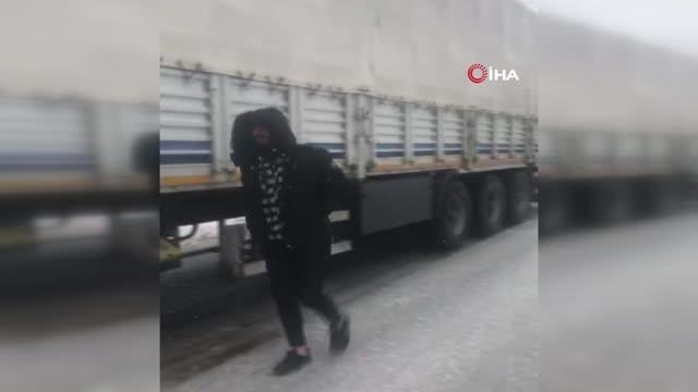 Kar yolları kapattı, kilometrelerce kuyruk oluştu