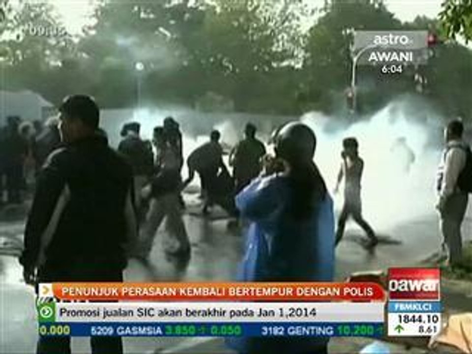 Penunjuk perasaan kembali bertempur dengan polis