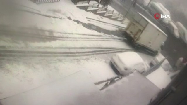 Kağıthane'de karla kaplı yokuştan kayan kamyonet böyle devrildi