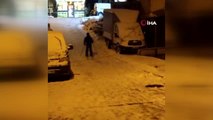 Karla kaplı İstanbul sokaklarında oğlunu sırtına alarak kayak yaptı