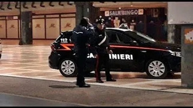 Tira un pugno in faccia a un 18enne fuori da un locale e fugge: caccia all'aggressore