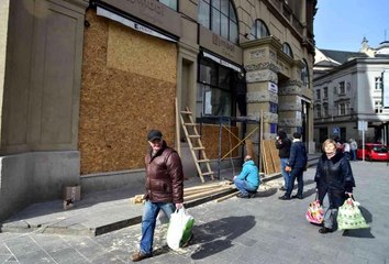 Lviv'de Latin Katedrali, vitrinler ve heykeller tahtalarla korunuyor