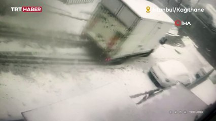 Karla kaplı yokuştan kayan kamyonet devrildi