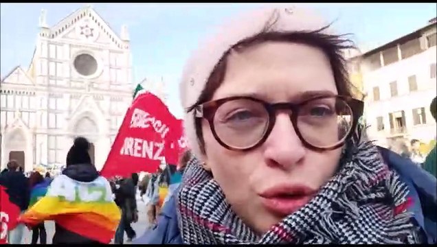 Firenze, la manifestazione per la pace con Zelensky in collegamento: piazza Santa Croce si riempie