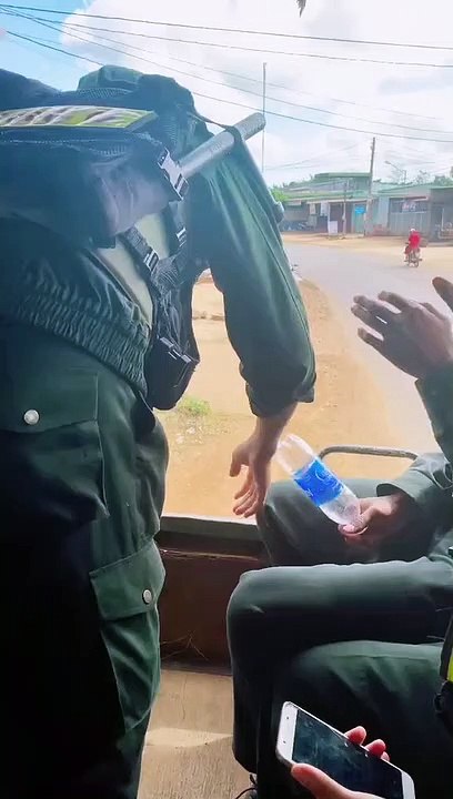 Khoảnh khắc xúc động của chiến sĩ cảnh sát cơ động và mẹ