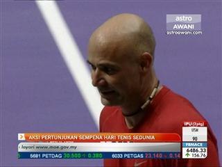 Aksi pertunjukan sempena Hari Tenis Sedunia