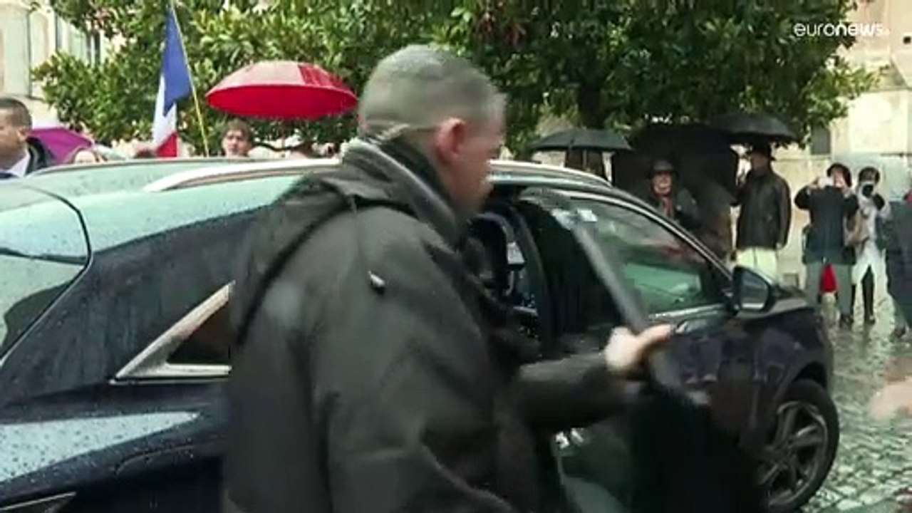 Behinderte verunglimpft: Vater schlägt rohes Ei auf Kopf des Rechtsextremen Zemmour