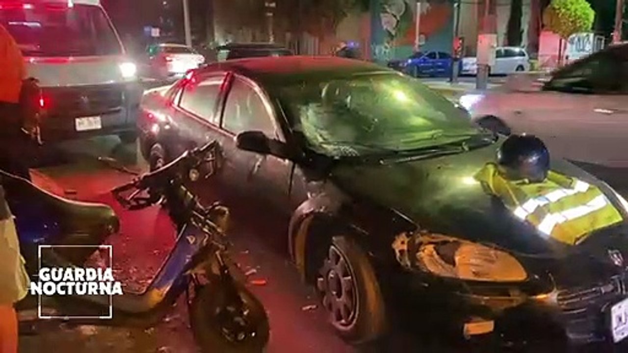 Vehículo en sentido contario embiste una motocicleta en calles de la colonia San Isidro Oblatos