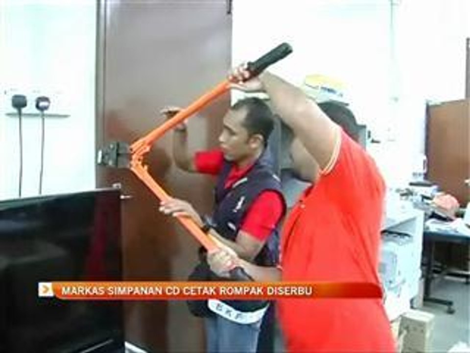 Markas simpanan CD cetak rompak diserbu
