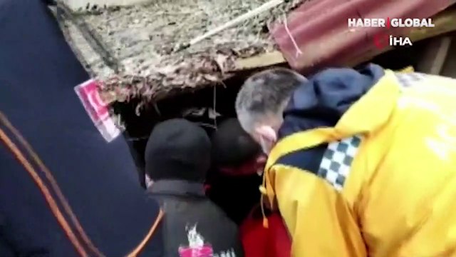 Yaşlı kadın donmak üzereyken bulundu, AFAD ekibi ellerini nefesiyle ısıttı