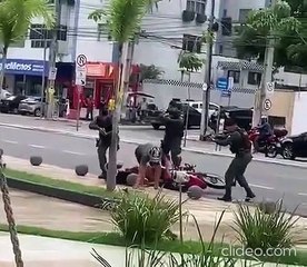 Tải video: Assaltantes são rendidos e presos em flagrante após roubo na Avenida da Abolição, em Fortaleza