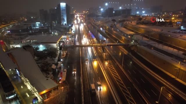 E-5'te kar yağışı nedeniyle görüş mesafesi düştü, sürücüler zor anlar yaşadı- E-5'teki karın etkisi drone ile görüntülendi