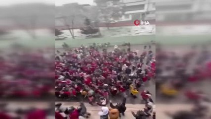 Öğrencilerin müzik eşliğinde kar eğlencesi