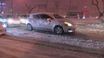 Beşiktaş'ta araçlar yolda kaldı