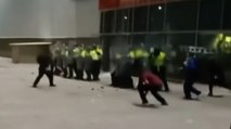 Disturbios en centro comercial de Bogotá: jóvenes arremeten contra uniformados de la Policía