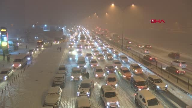 İSTANBUL-İSTANBUL'DA KAR ANİDEN BASTIRDI KADIKÖY'DE TRAFİK KİLİTLENDİ