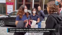 Ayuso triunfa en La Palma: decenas de personas piden una foto a la presidenta madrileña