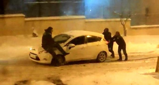 Yolda mahsur kalan sürücülerin imdadına polisler yetişti