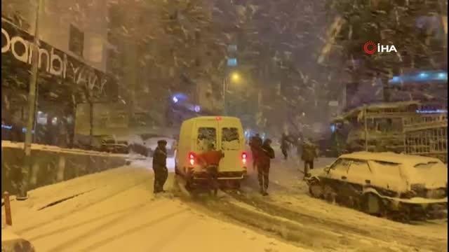 Pendik'te yollar kara büründü, sürücüler zor anlar yaşadı