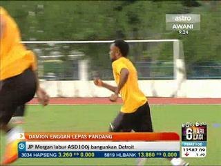 Damion enggan lepas pandang